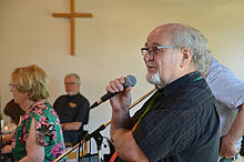 Quelle:  https://www.evkirchepfalz.de/aktuelles/pressemeldungen/detailansicht/pfleger-der-erinnerung 